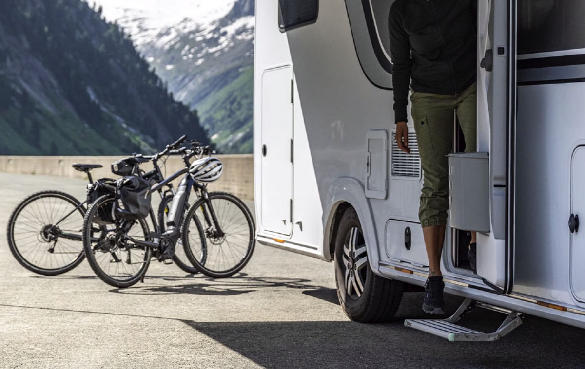 Omnistep 12v 550 Alu i gruppen Campingvogn & Bobilt / Chassis / Monterte fotsteg hos Campmarket (65434)
