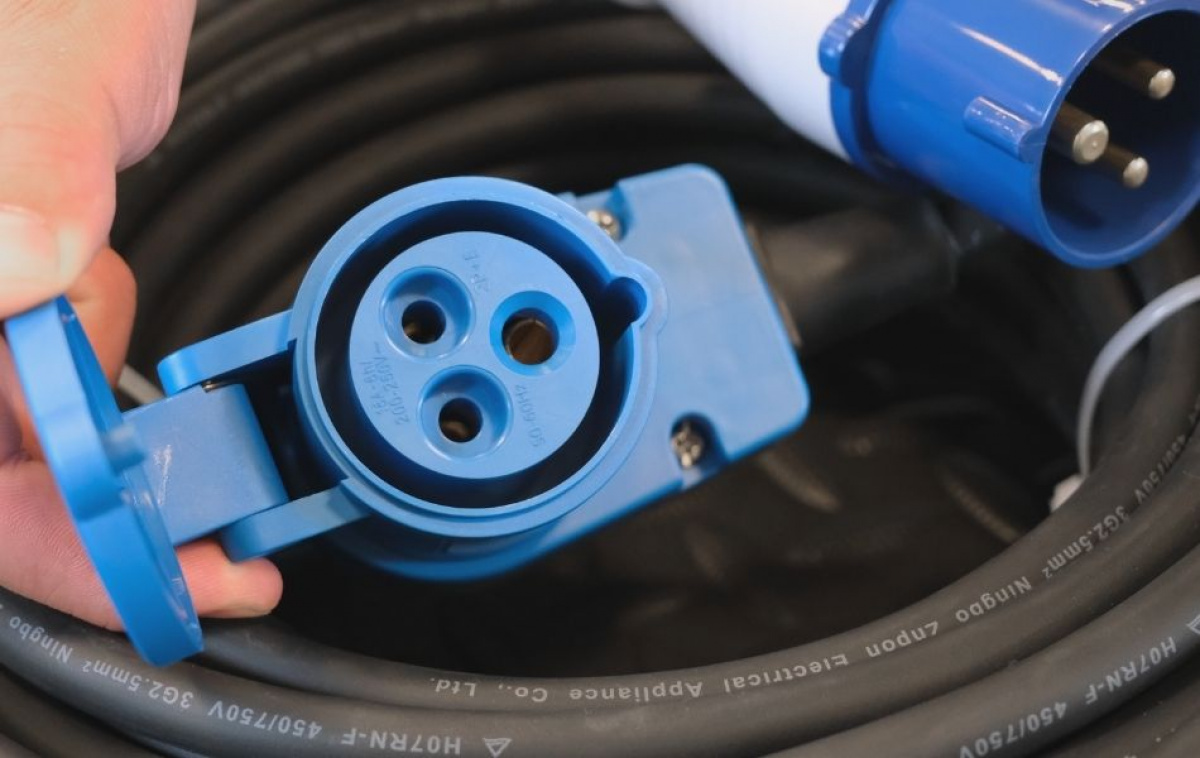 Koblingskabel CEE Vinklet 25m i gruppen Campingvogn & Bobilt / Elektronikk / Tilkoblingskabler hos Campmarket (67853)