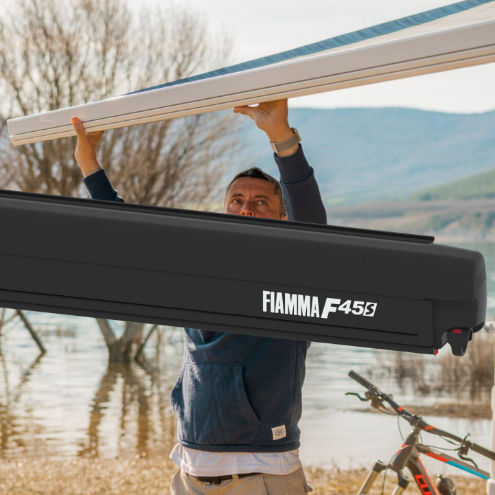 Fiamma F45S Deep Black Box i gruppen Fortelt & Markiser / Markiser / Bobilmarkiser / Fiamma Boxmarkiser / Vegghengt hos Campmarket (69071)