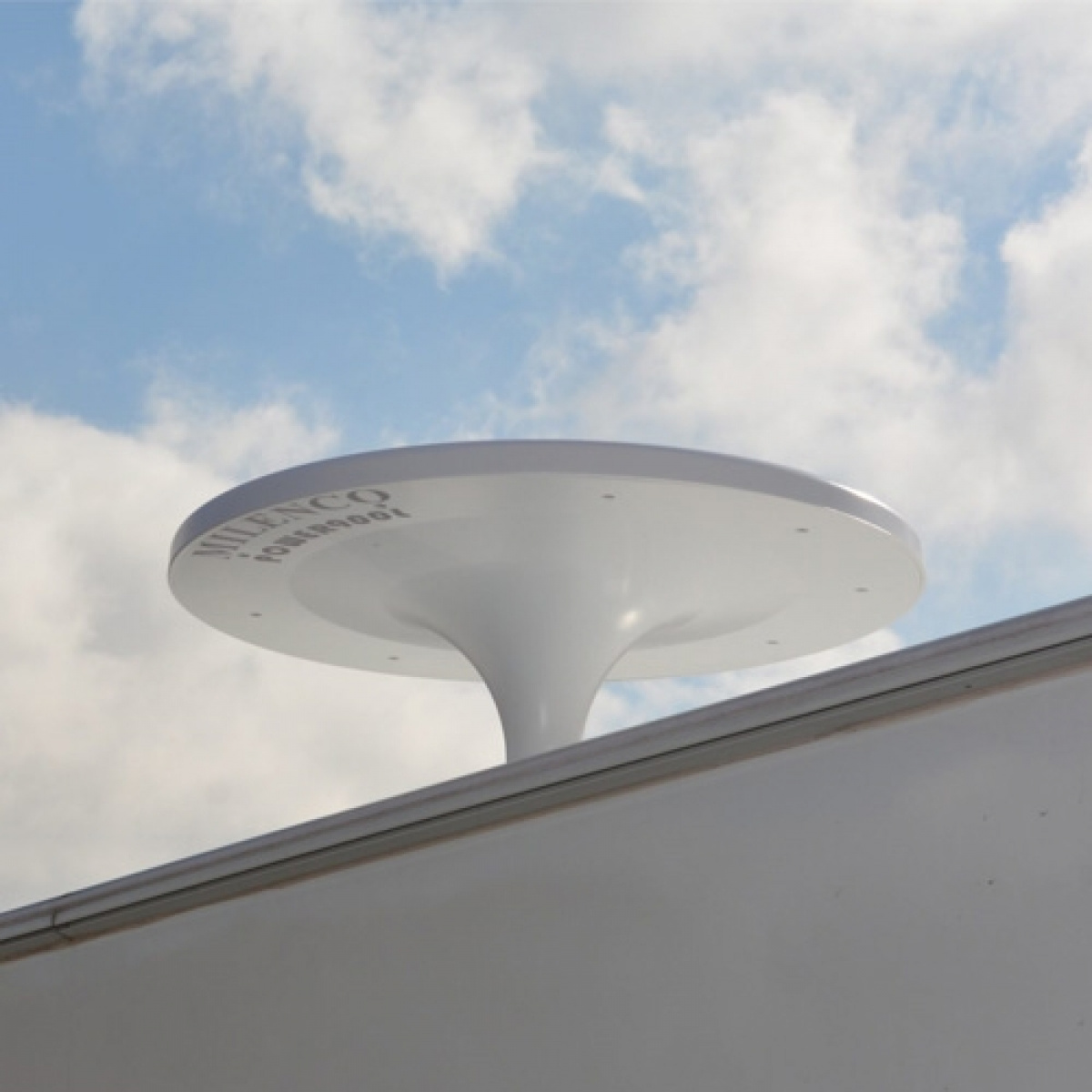 Milenco Tv-Antenne Power 900L i gruppen Campingvogn & Bobilt / Elektronikk / TV, Bilde & Lyd / TV / Tv-antennar hos Campmarket (71810)