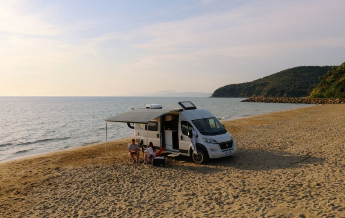 IndelB Takmontert AC Plein-Aircon 12V 1200W i gruppen Campingvogn & Bobilt / Varme, Kulde & Ventilasjon / AC / Takmontert Luftkondisjonering hos Campmarket (81009)