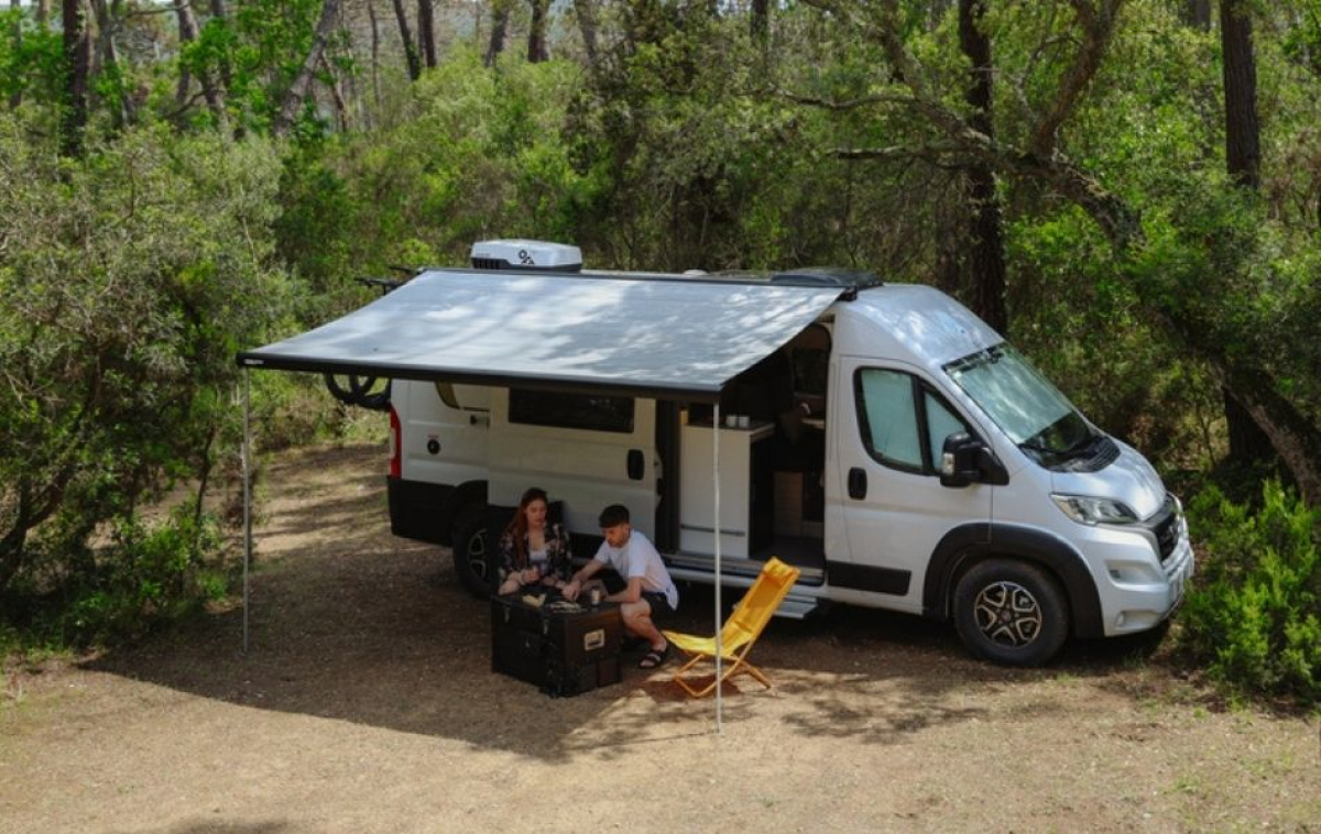 IndelB Takmontert AC Plein-Aircon 12V 1200W i gruppen Campingvogn & Bobilt / Varme, Kulde & Ventilasjon / AC / Takmontert Luftkondisjonering hos Campmarket (81009)